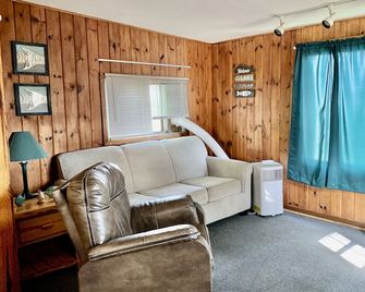 Cozy Cabin Getaway Right on the Water! Great fishing lake. Near Mille Lacs - Garrison - Sala de estar