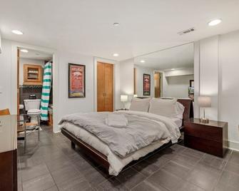 The Ice Loft - In Entertainment District - Fayetteville - Bedroom