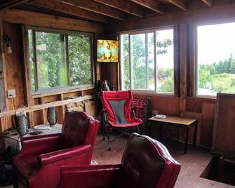 Cottonwood Cabins - Homer - Living room