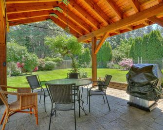 Living Color 2 Bedroom Home by RedAwning - Hood River - Patio