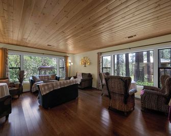 The Inn at Shasta Lake - O'Brien - Living room