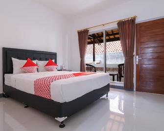 OYO 2548 Rasa Sayang Inn - South Kuta - Bedroom