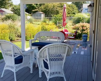Walk to Two Beaches! - Middletown - Veranda