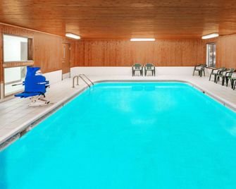 Super 8 by Wyndham Lincoln - Lincoln - Bazén