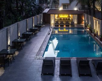 Hotel Calangute Towers - Calangute - Piscina