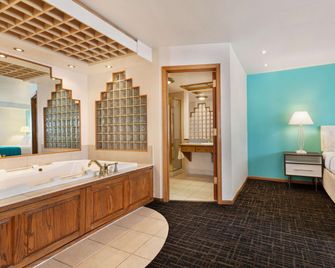 Howard Johnson by Wyndham Billings - Billings - Bedroom