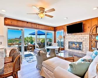 Sunset Sand Castle Oceanfront Home with Panoramic Views! - Sunset Beach - Living room
