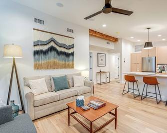 Welcoming Flagstaff Condo 1 Mi to Downtown! - Flagstaff - Living room