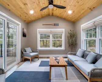 Riverside Retreat! - West Lafayette - Living room