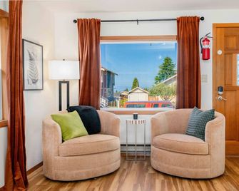 Ravenwood Hideaway a Cozy Cheery Apartment - Port Angeles - Obývací pokoj