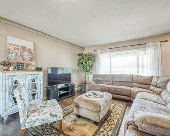Spacious Country Retreat. Recharge & Reconnect w/ Nature, Family & Friends - Madera - Huiskamer
