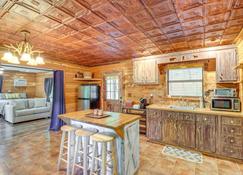 Rural Arkansas Vacation Rental with Wraparound Porch - Heber Springs - Mutfak