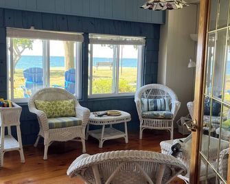 Family Friendly Beachhouse - Blenheim - Living room