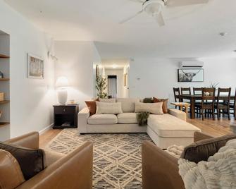 Boxwood Cottage, sleeps 8, nestled in the woods - Rock Stream - Living room