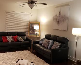 Home Away From Home -New Townhome - Lithonia - Living room