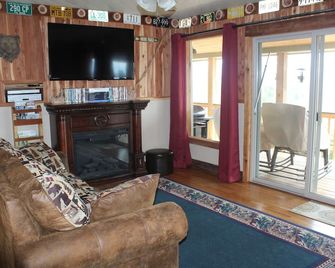 Secluded Cabin with Views for Miles! - Hayesville - Living room