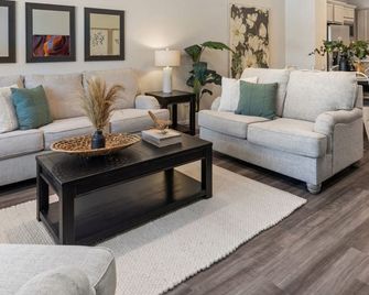 Modern Farmhouse Townhome - Great Central Location - Fort Collins - Stue