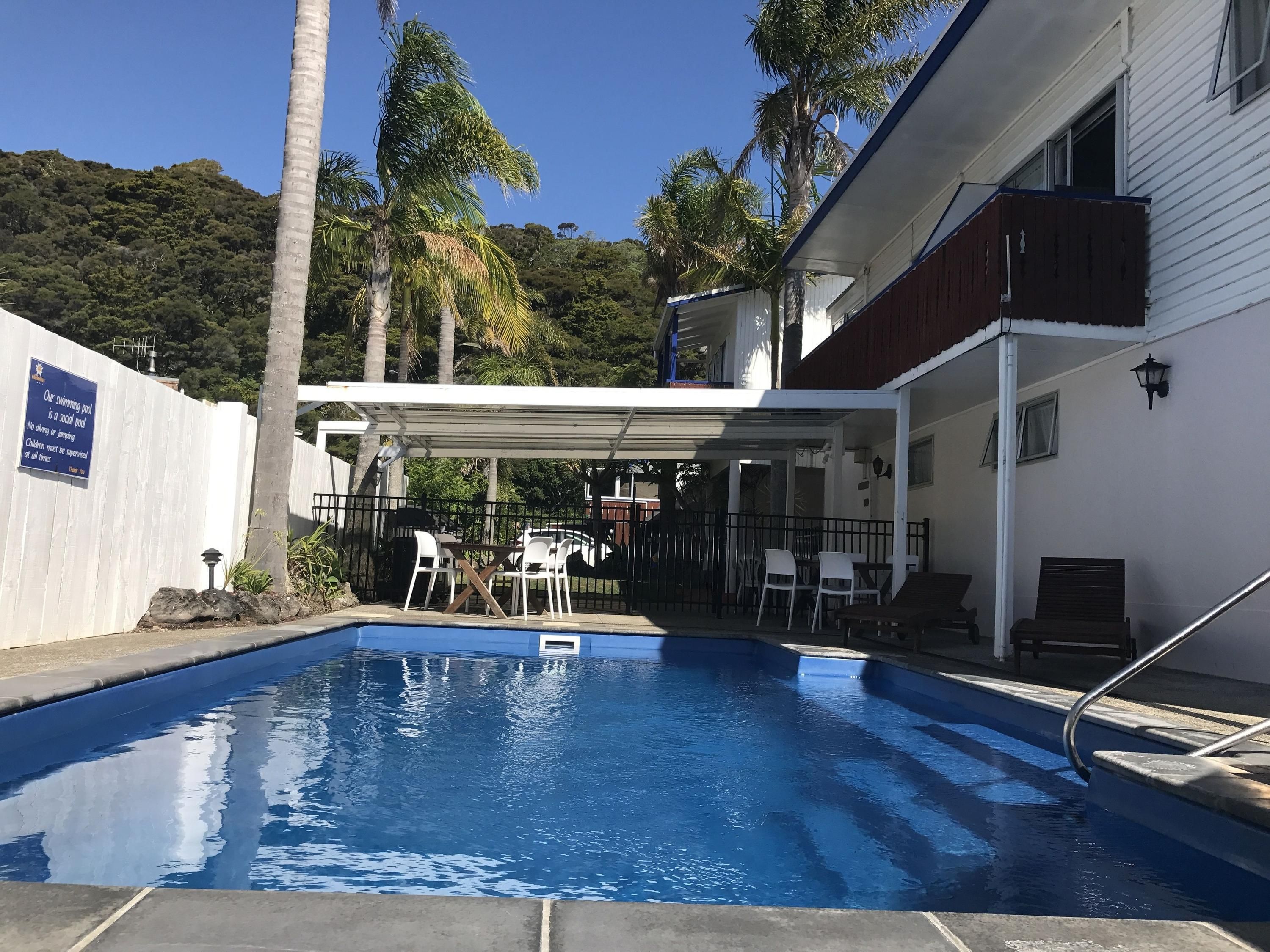 إديل ويس موتيل - أوبوا - حوض السباحة