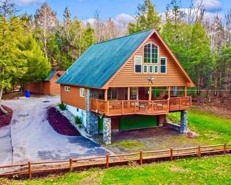 Quiet Waterfront Retreat on 2 Private Acres - w/Game Room, Kayaks & Canoes - Gardiner