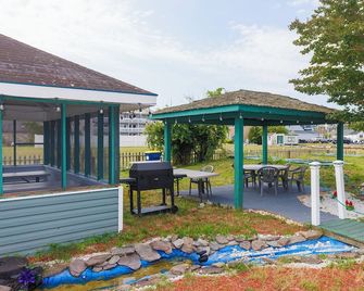 Atlantic Shores Inn and Suites - Chincoteague - Innenhof