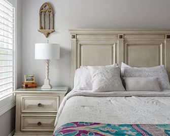 2 bed/2 bath with LR, DR, Kitchen, Laundry & Deck. Parties are not allowed. - High Point - Bedroom