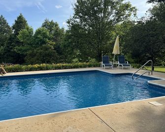 Beautiful Country Estate - Salisbury - Pool