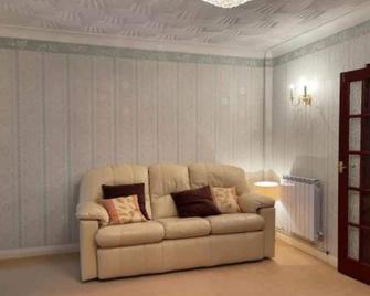 Cheerful 3 bedroom house with off street parking - Bromley - Living room