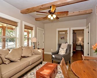Cabins at Flite Acres - Mountain Laurel - Wimberley - Living room