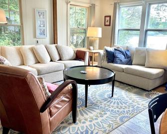 Quiet lake living at its best - Newport - Living room