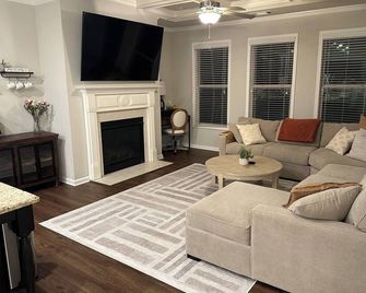 Model- Home Modern, Spacious, and Great Location - Buford - Huiskamer