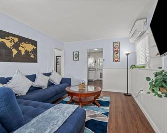 Charming 2 bedroom San Diego home-Close to Downtown/Balboa Park/SeaWorld/Beaches - San Diego - Living room