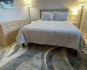Waterfront condo on the Riverwalk in Port Huron. Newly & Beautifully Renovated - Port Huron - Slaapkamer