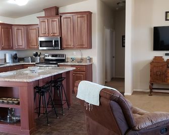 Rural Camp Verde home on acreage! Near Sedona! Explore the Verde Valley! - Rimrock - Kitchen