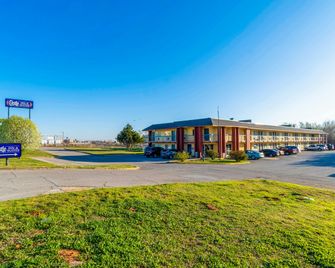 Castle Inn & Suites By OYO Chickasha - Chickasha - Gebäude