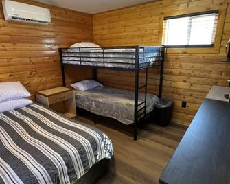 Camping Cabins at the Red Desert RV Park - Moab - Schlafzimmer