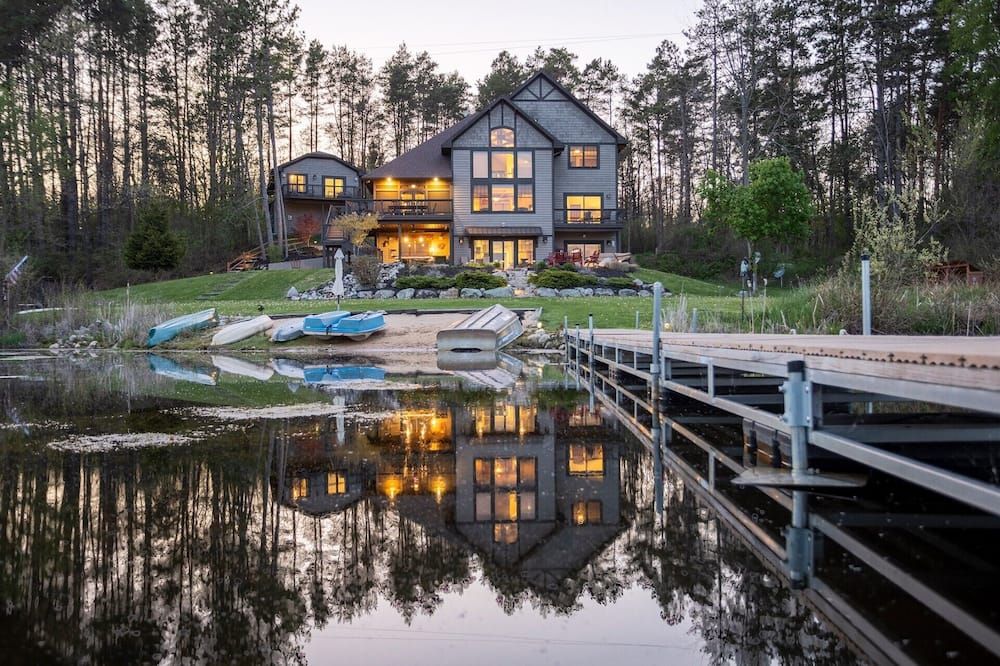 Lakefront Lodge-65 Acres-Private Lake / Gourmet Kitchen / Game Room 5 of 5 - Big Rapids - Gebäude
