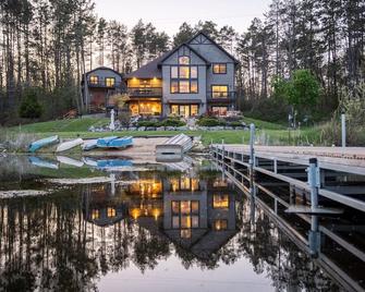 Lakefront Lodge-65 Acres-Private Lake / Gourmet Kitchen / Game Room 5 of 5 - Big Rapids - Будівля