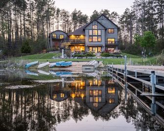 Lakefront Lodge-65 Acres-Private Lake / Gourmet Kitchen / Game Room 5 of 5 - Big Rapids - Gebäude