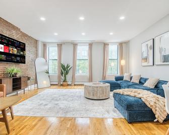 Sprawling 2BR w King Bed, fast WiFi, 20 minutes to Times Square! - Bronx - Living room