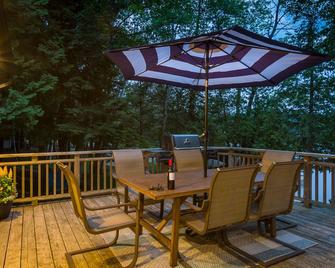 54 verifiable VRBO five star reviews. AAA local, flat & level, new lux cottage. - Port Carling - Balcony