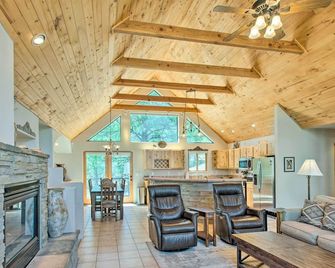 Stunning Angel Fire Cabin w/ Hot Tub & 3 Decks! - Angel Fire - Living room