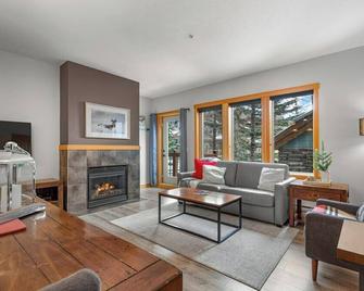 Modern Cabin Vibes with pool at The Lodges - Canmore - Living room