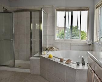 Stunning and spacious 4-bedroom, 4.5-bathroom home is perfect for families - Commerce City - Baño