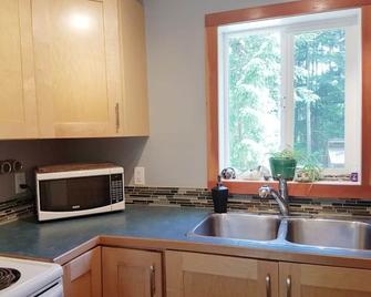 Dancing Trees Guest Suite - Comox - Kuchnia