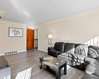 Modern Cozy 1 Bedroom Apartment in Shelby Township - Utica - Living room