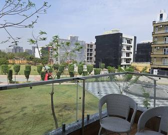 Homestay Urban Dream: Where comfort meets city living - Faridabad - Balcony