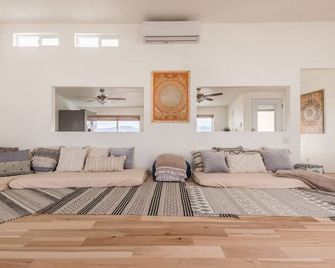 House 3 Tamarisk · Tamarisk House 4bd/4ba w/ Yoga Room & Hot Springs - Twentynine Palms - Pokój dzienny