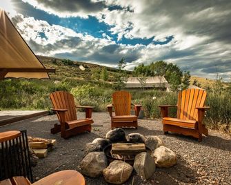 Conestoga Ranch Glamping Resort - Garden City - Patio