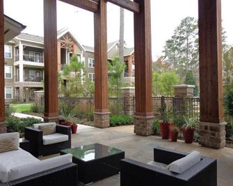 Executive 2 Bedroom / 2 Bath Condo in The Woodland - The Woodlands - Patio
