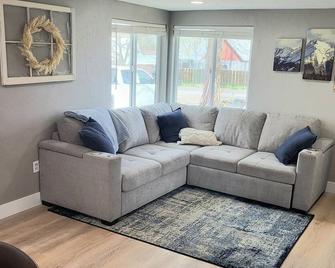 Salmon Bench Home w/ hot tub - Salmon - Living room